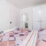 Apartament In 49874